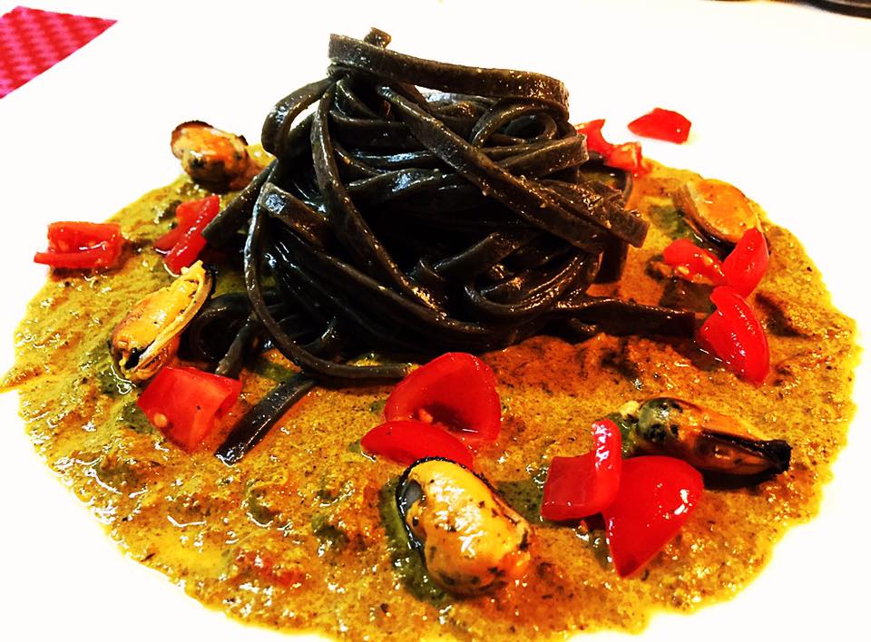 Tagliatelle al nero su crema di cozze e zafferano