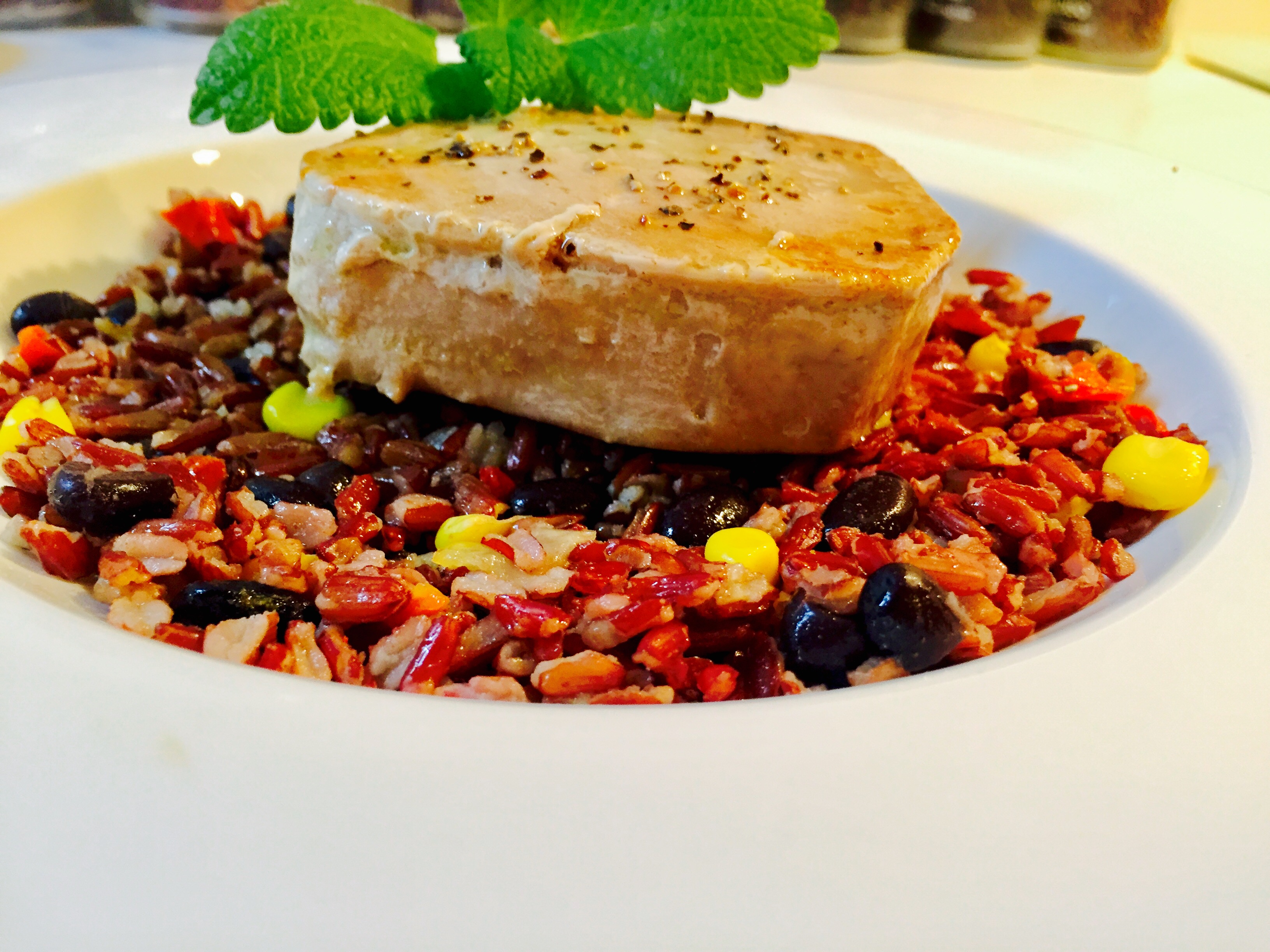 Filetto di tonno su riso rosso e fagioli neri