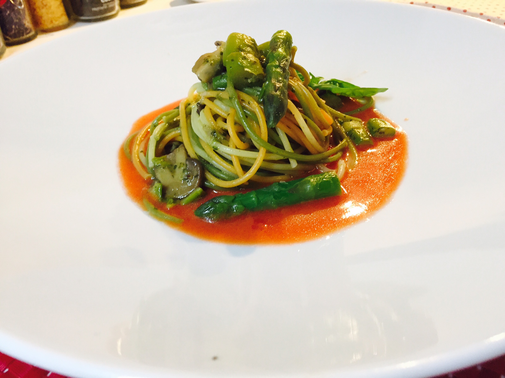 Spaghetti con funghi e asparagi