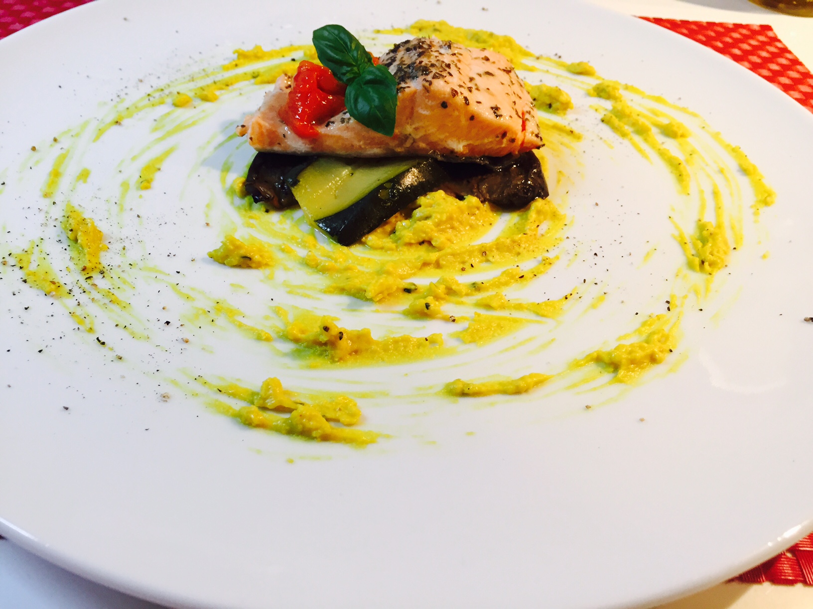 Trota salmonata su crema di lenticchie e paprika