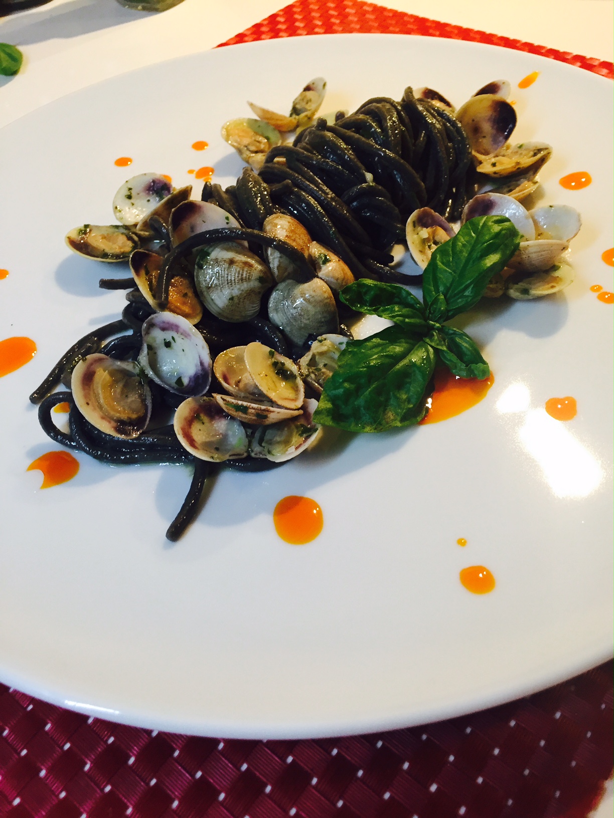 Spaghetti al nero di seppia con vongole