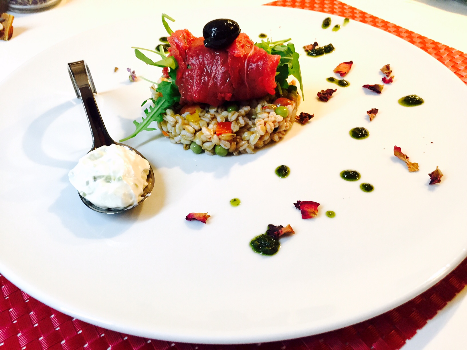 Carpaccio e rucola su insalata di farro