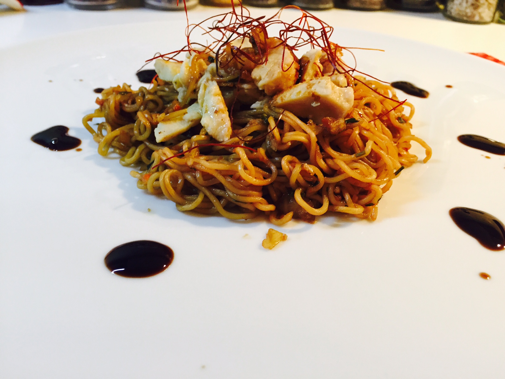 Noodles con verdure, pollo e salsa di soia