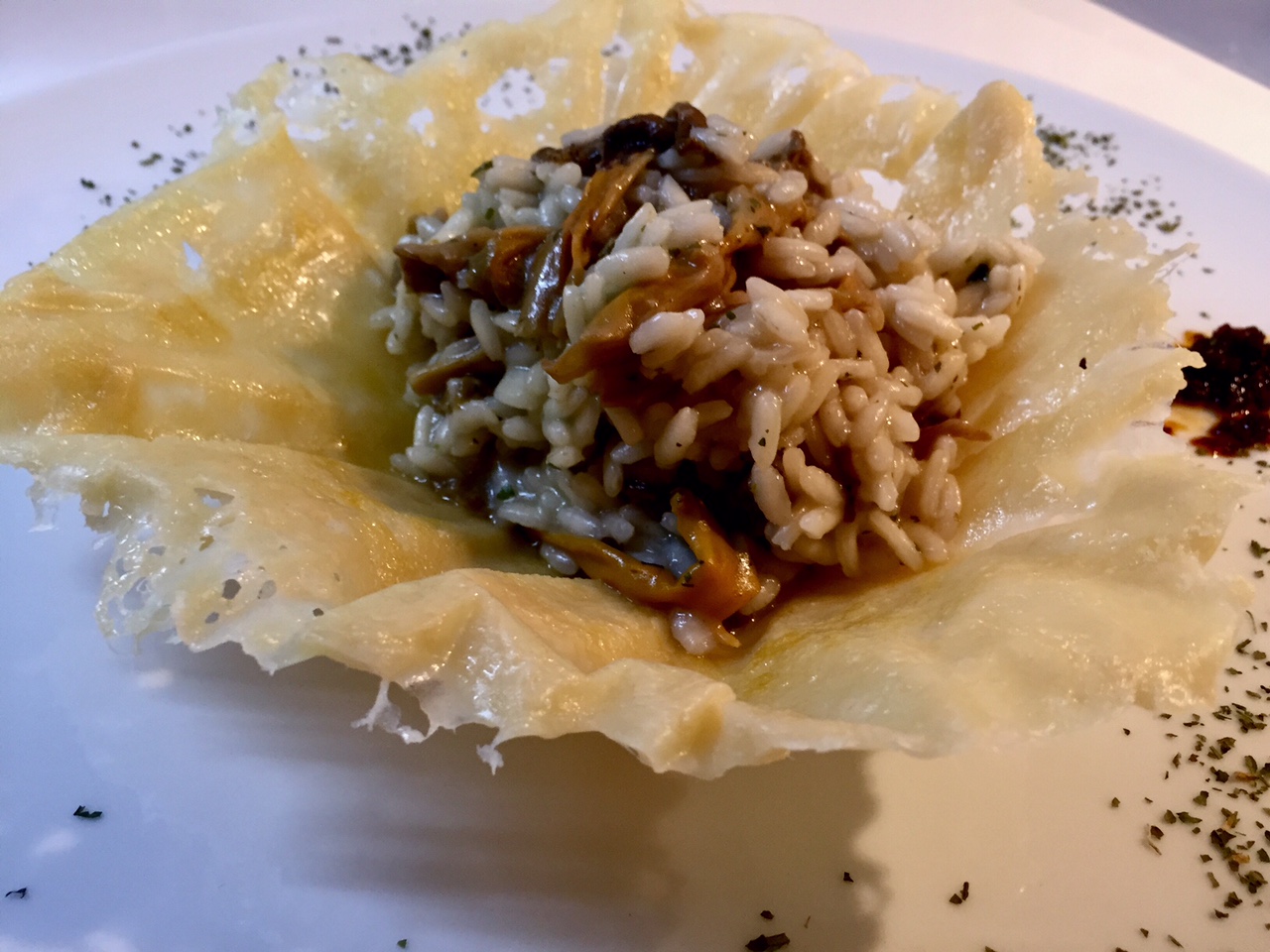 Risotto ai funghi in cestino di parmigiano