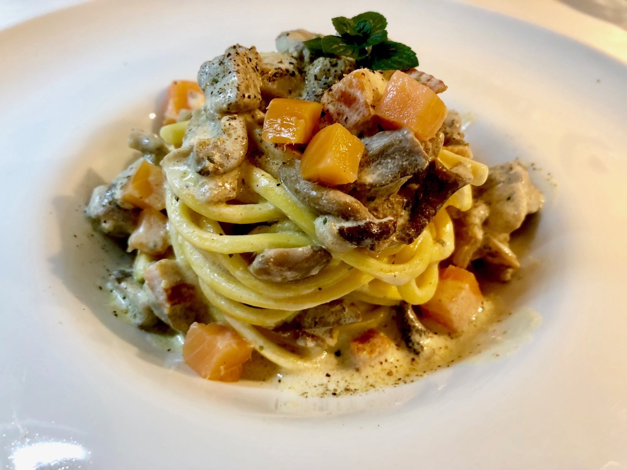 Bigoli ai funghi, salmone e panna vegetale