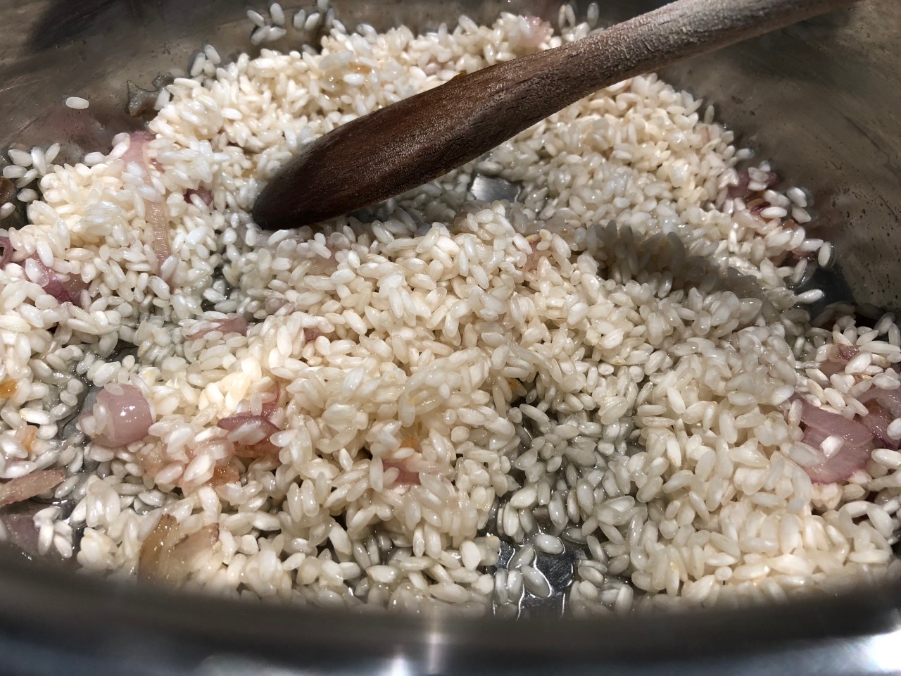 Risotto funghi e zucca riso in tostatura