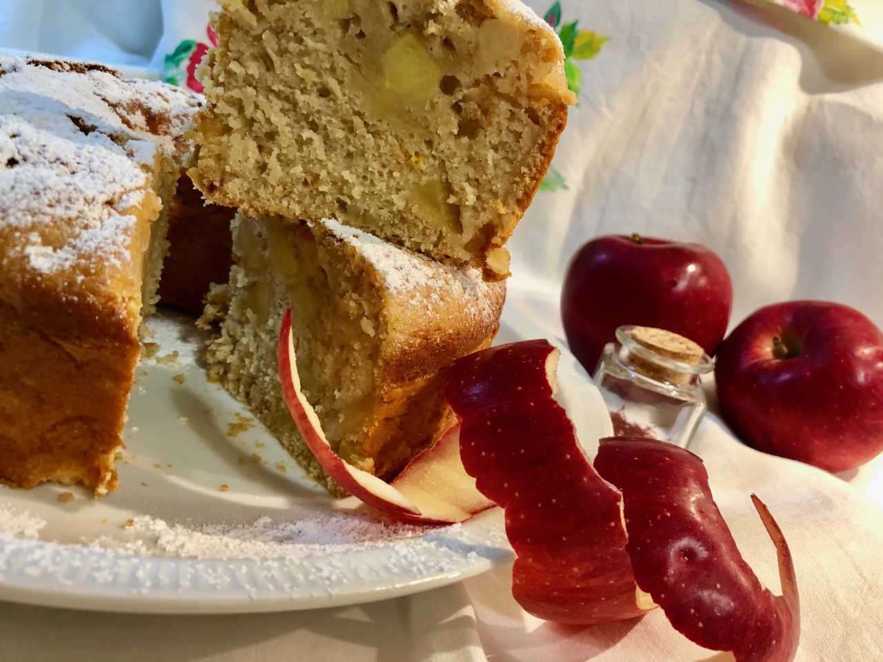 Ciambella alle mele con marmellata di gocce d'oro e zafferano