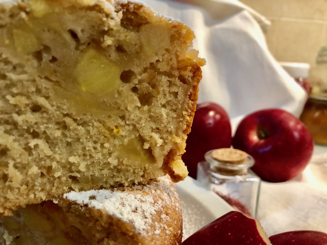 Ciambella alle mele con marmellata di gocce d'oro e zafferano