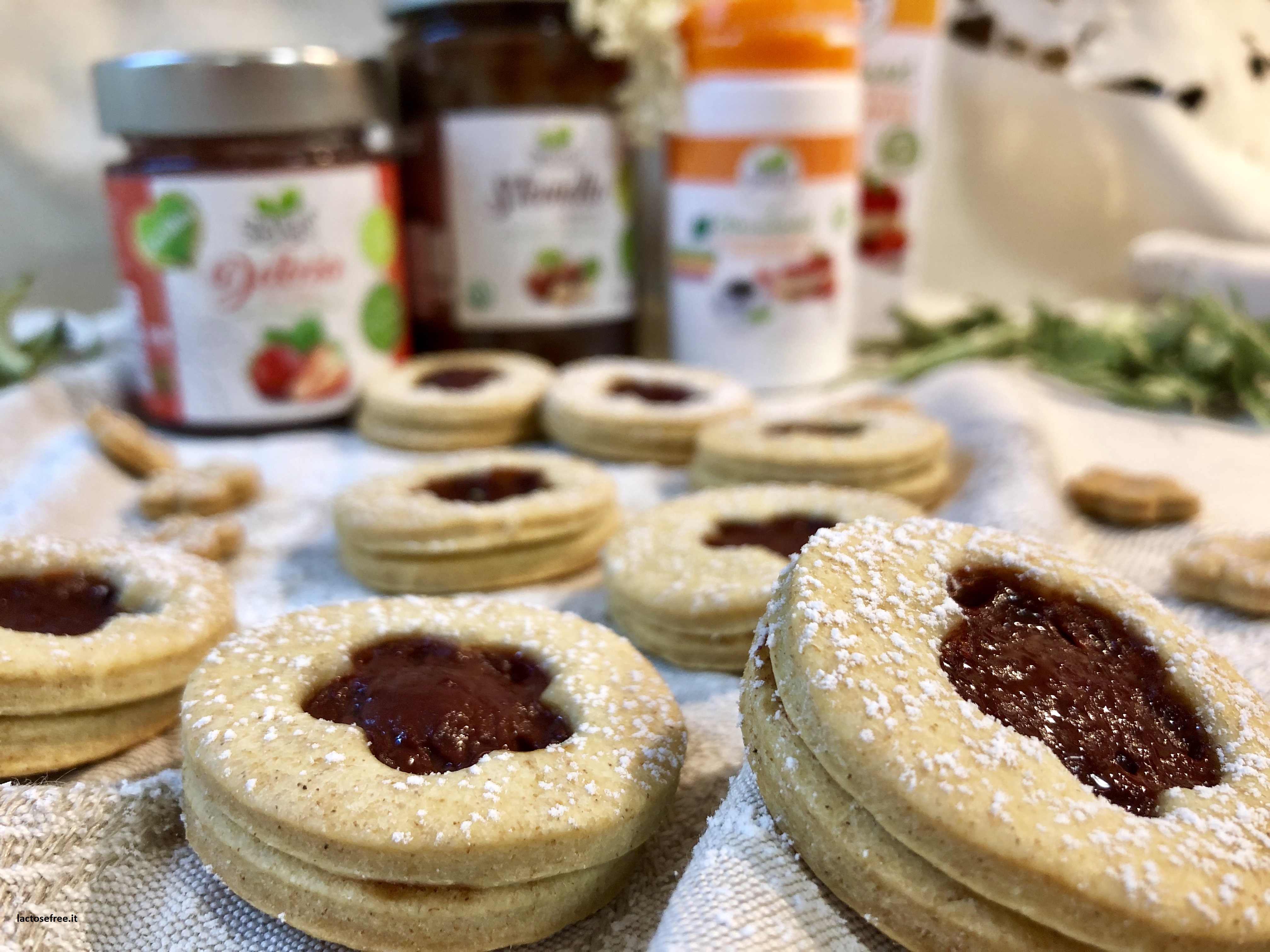 Biscotti di pasta frolla con stevia e confettura di fragola Bio Mondo