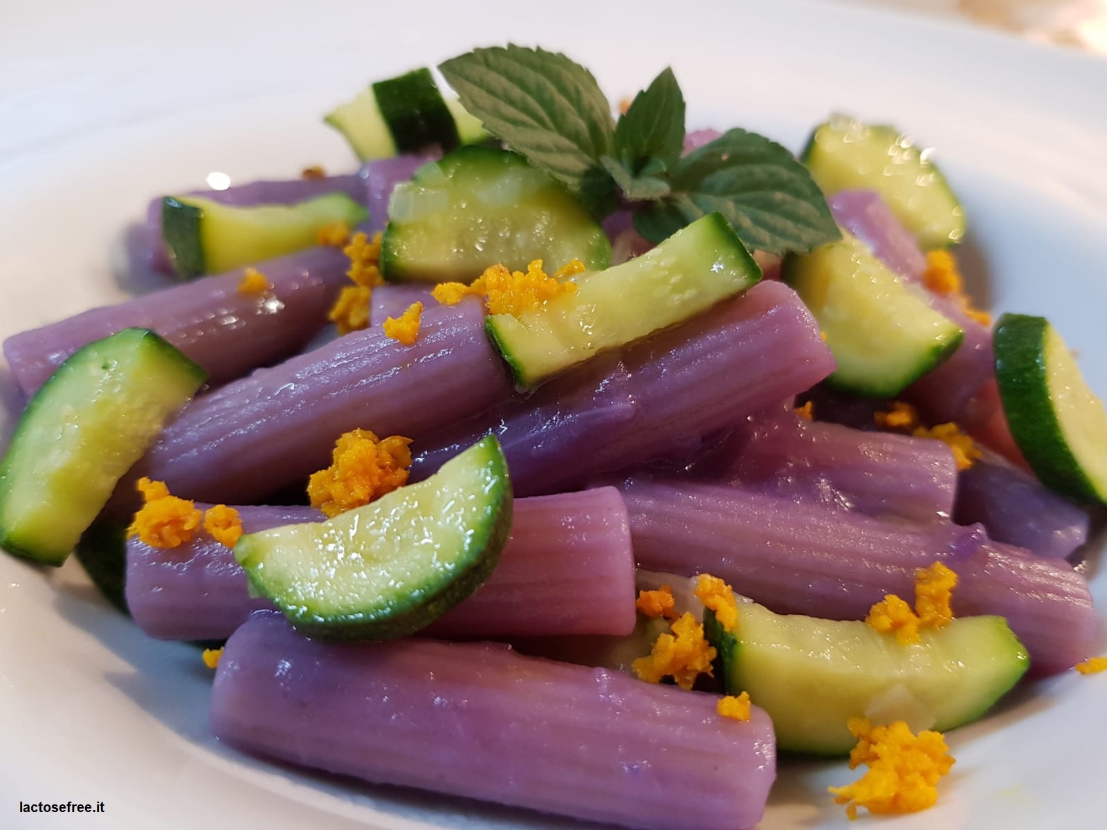 Pasta al cavolo viola con zucchine e curcuma fresca