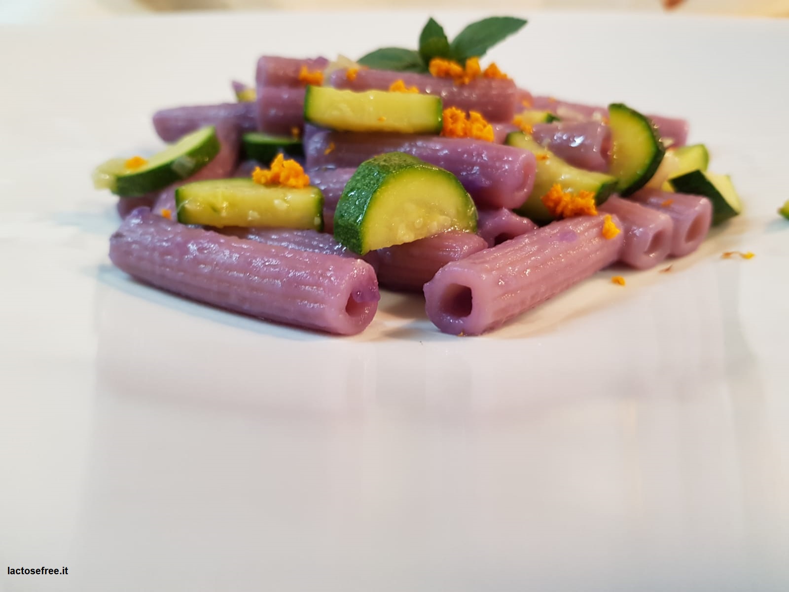 pasta al cavolo viola con zucchine e curcuma