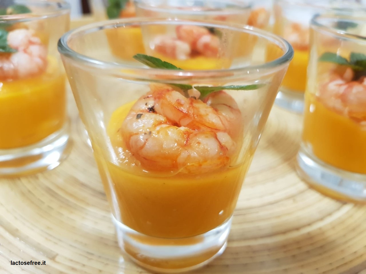 Bicchierini finger con gamberi rossi e crema alla papaya - Ricette senza  lattosio