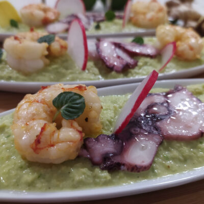 Guacamole allo zenzero servito con mazzancolle e carpaccio di polpo