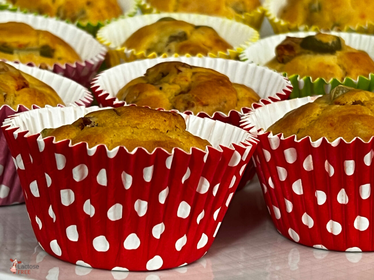 Muffin salati con pomodori secchi e olive verdi